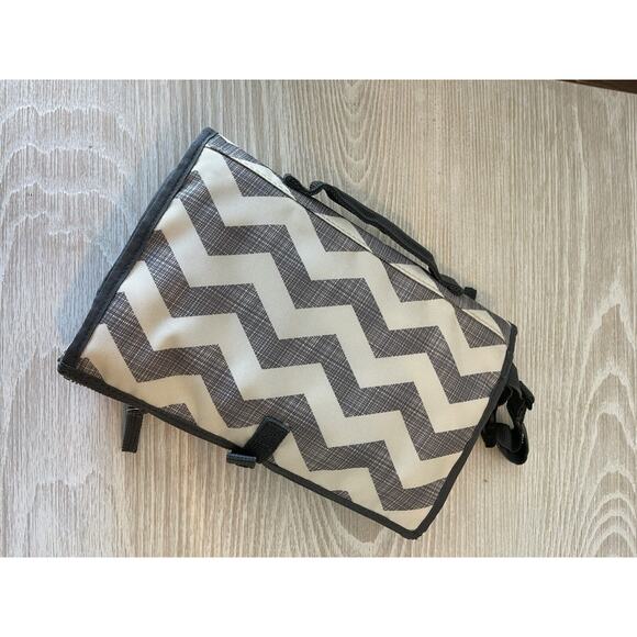 New Skip Hop Pronto Baby Portable Changing Station & Diaper Changing Pad Chevron - Picture 6 of 6
